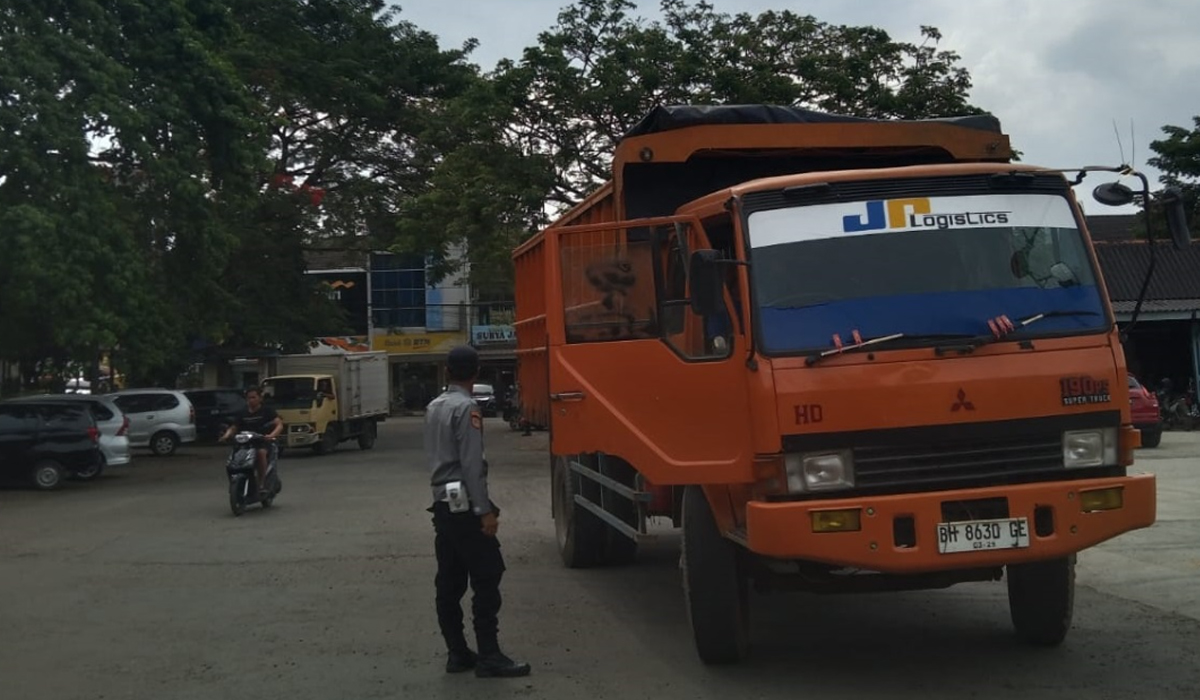 Geram! Warga Sako Baru Bakal Pasang Portal Truk Odol di Simpang Lampu Merah 