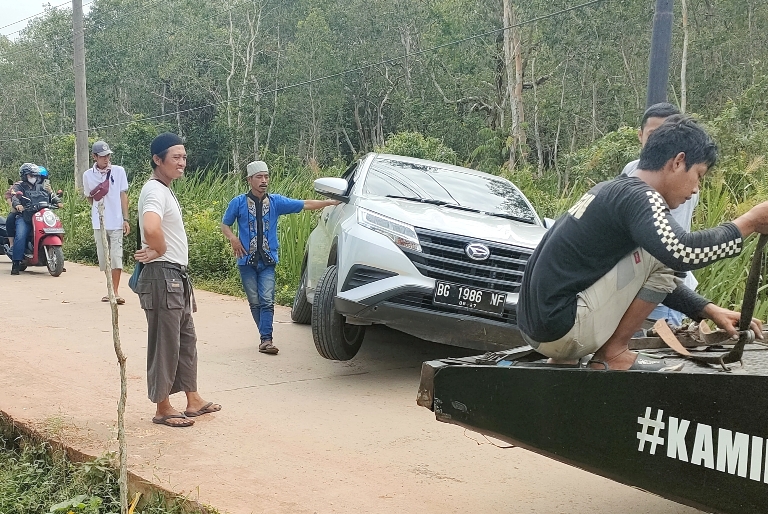 LAPOR PAK! Banyak Mobil Terjerembab di Gandus