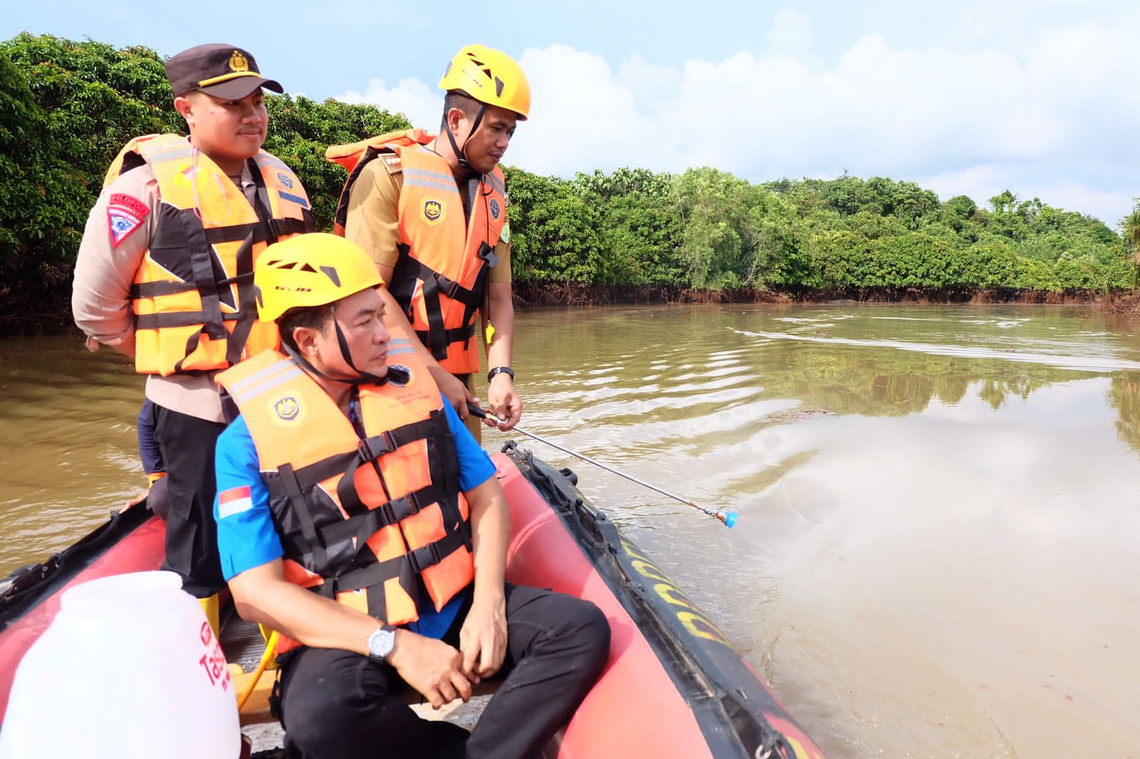 Pemkab MUBA Keroyokan Bersihkan Sungai Terdampak Ilegal Drilling 