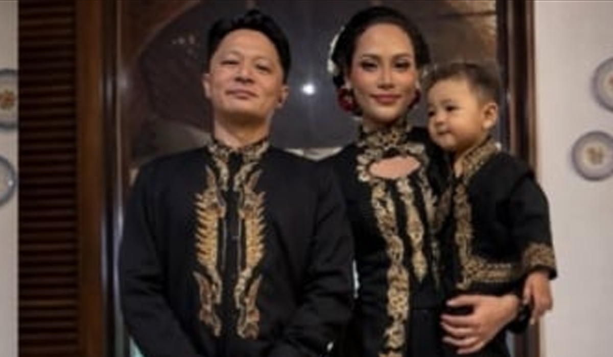 Hadir di Tedak Sinten Andrew, Erika Carlina Balikan dengan DJ Bravy? 