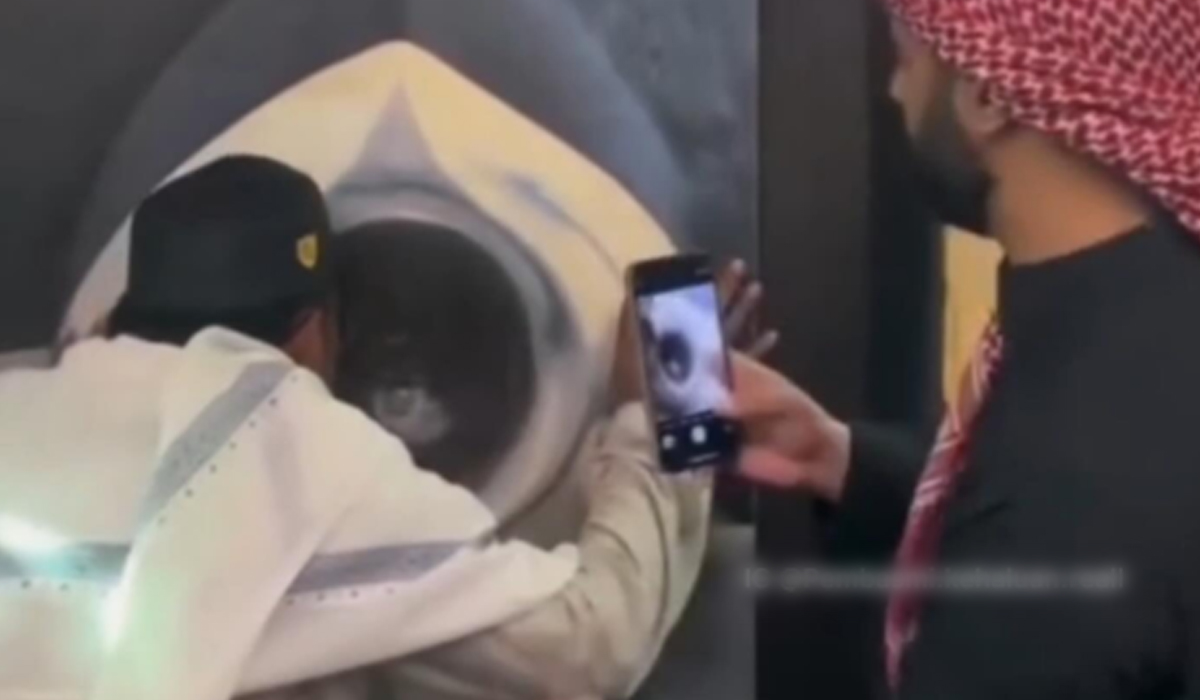 Viral Video Jasa Foto Cium Replika Hajar Aswad, Tarif 100 Riyal Digemari Orang Indonesia