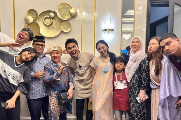 Keluarga Haji Faisal Bukber di Rumah Thariq Halilintar, Warganet: Fuji Salah Kostum 