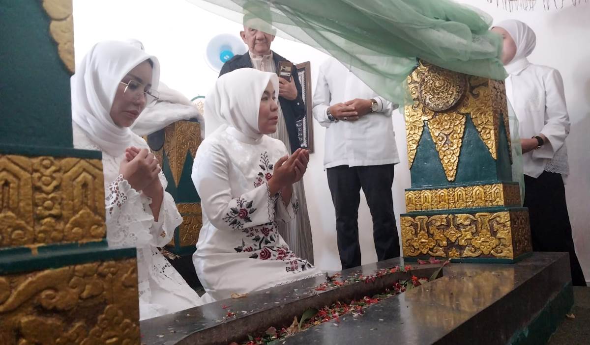 Kunjungi Makam Sultan Mahmud Badaruddin, Fitri-Nandriani Bakal Lestarikan Wisata Religi