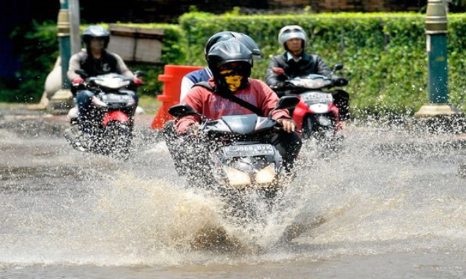 5 Tips Perawatan Sepeda Motor Usai Melewati Banjir