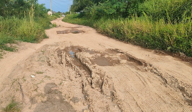 LAPOR PAL!  Jalan Cor Beton jadi Tanah di Talang Kelapa