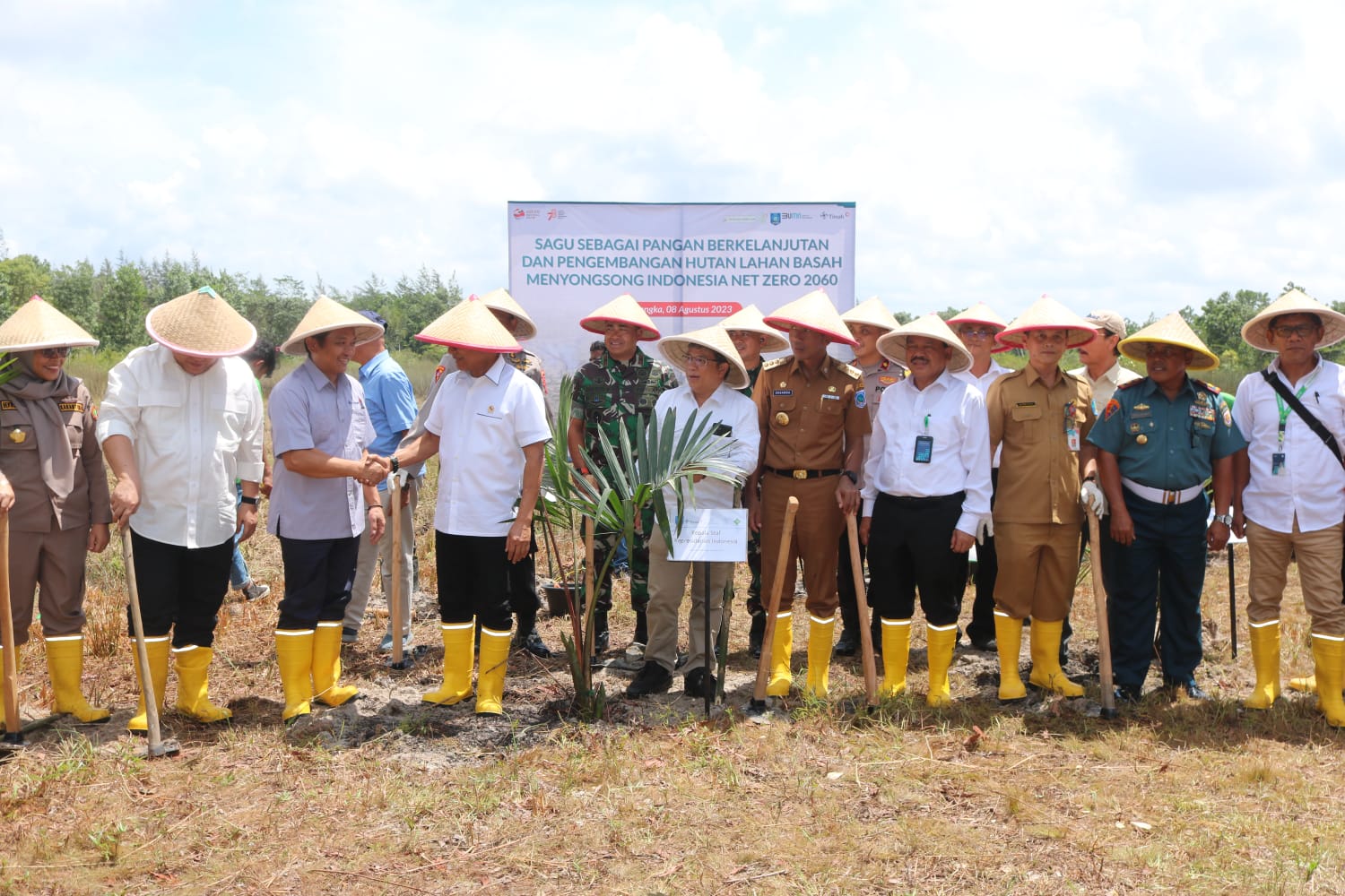 Danrem 045/GAYA Tanam Pohon Sagu Bersama Kepala Staf Kepresidenan RI di Bangka