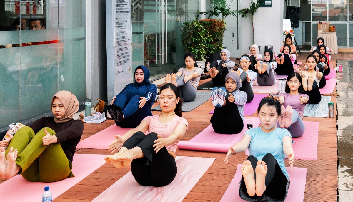 Ashtanga Yoga di Hotel Santika Radial Palembang, Sejuk dengan Pemandangan Jembatan Ampera         