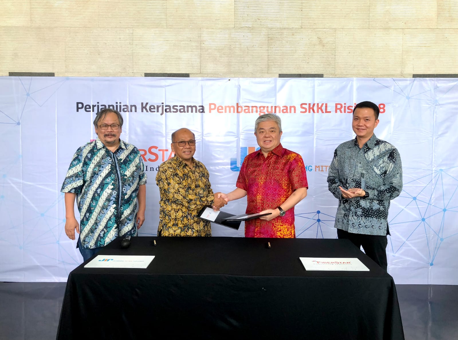 FiberStar dan Triasmitra Group MoU Bangun SKKL Rising-8, Dukung Transformasi Digital di Indonesia 