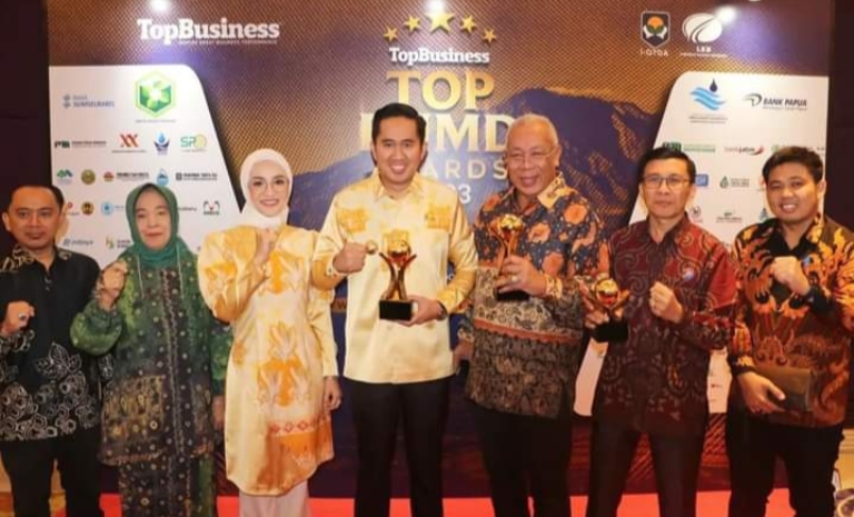 BPR BPR Gerbang Serasan Raih Tiga Penghargaan Top BUMD Award 2023