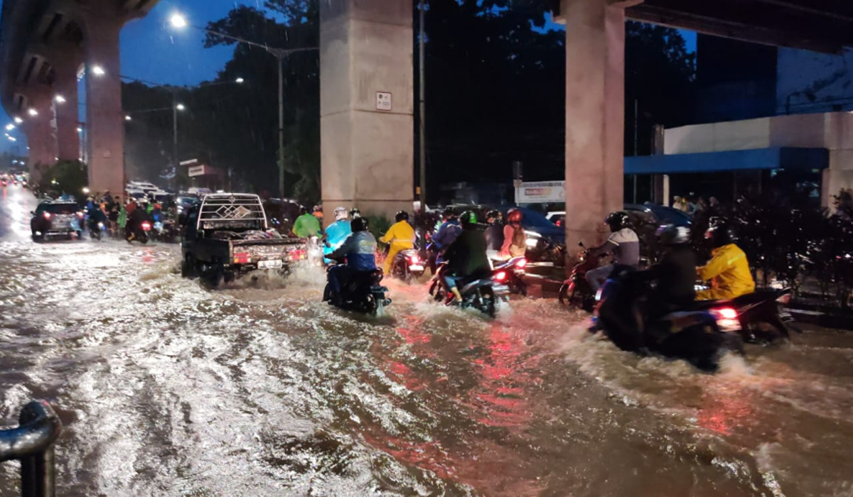 Palembang Banjir, Ini Cara Aman Bermotor Saat Melewati Genangan Air Agar Tidak Mogok 