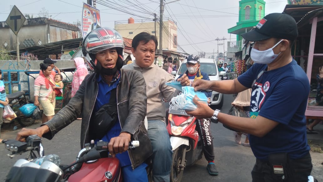 Relawan Ganjarist SU II Ramaikan Pasar Pocong, Peduli Kabut Asap dengan Bagi-bagikan Masker 