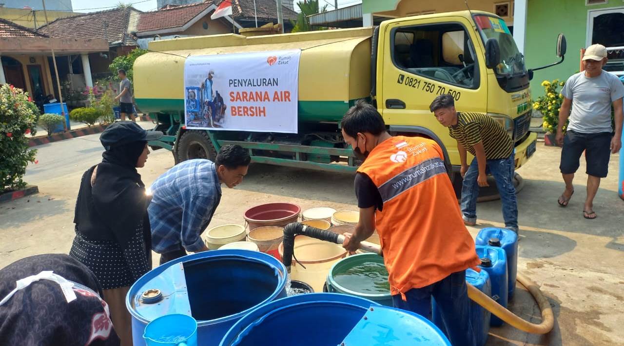 Krisis Air Bersih, Rumah Zakat Salurkan 19.000 Liter Air di Beberapa Titik di Kota Palembang
