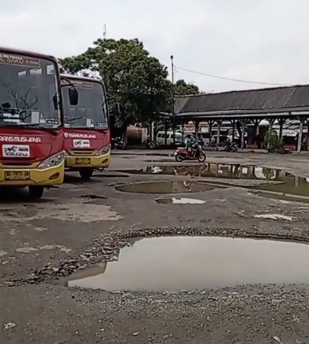 Jalan  di Terminal Sako Hancur Lebur   