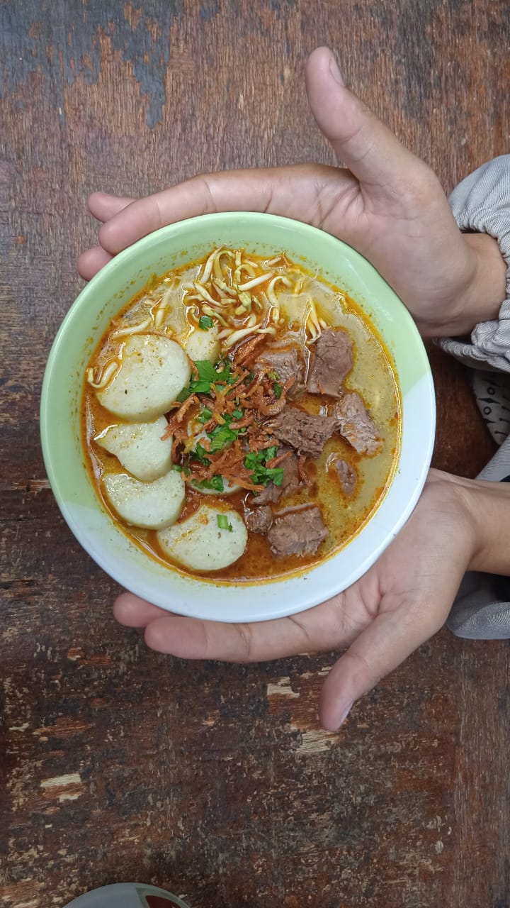 Soto Daging Pakai Lontong di Warung Soto Kang Oyi, Ludes 100 Porsi per Hari  