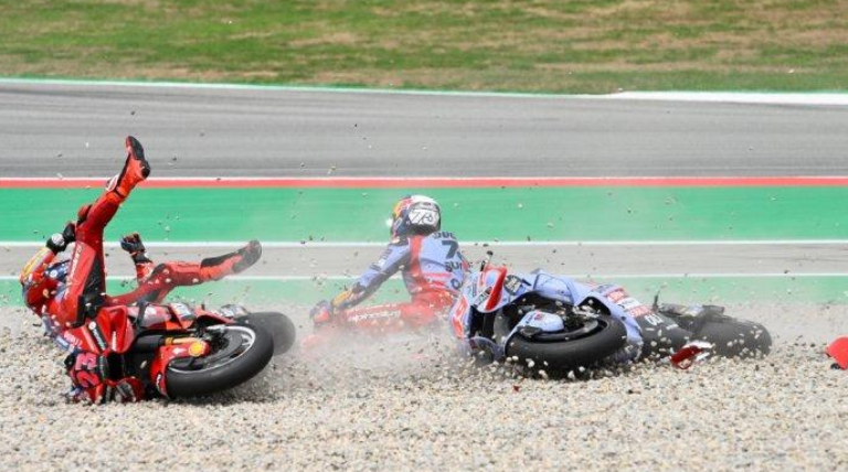 Sejumlah Pembalap Terlibat Kecelakan, MotoGP Catalunya 2023 Red Flag, Pecco Bagnaina Dilarikan ke Rumah Sakit