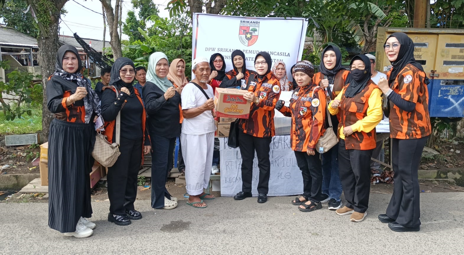 Ikut Prihatin, DPW Srikandi Pemuda Pancasila Sumsel Beri Bantuan Korban Kebakaran 1 Ulu Palembang