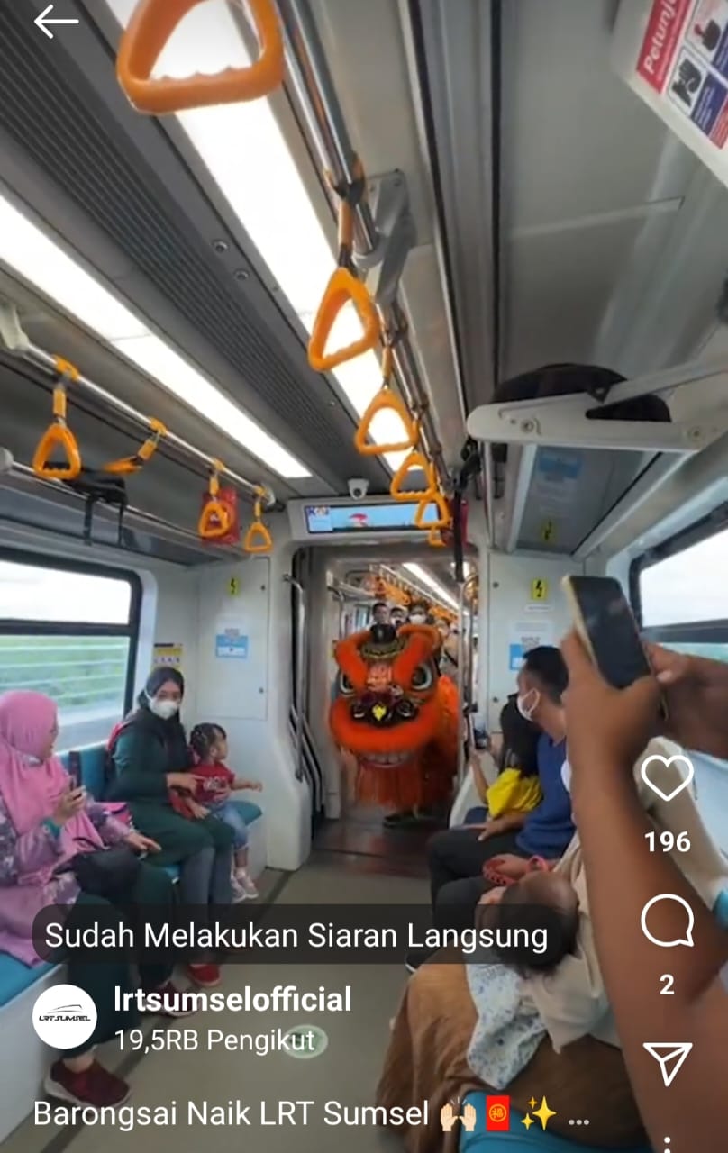 Semarak Dan Pernak-pernik Perayaan Imlek di Palembang, Pertunjukkan Barongsai di LRT Pukau Warga