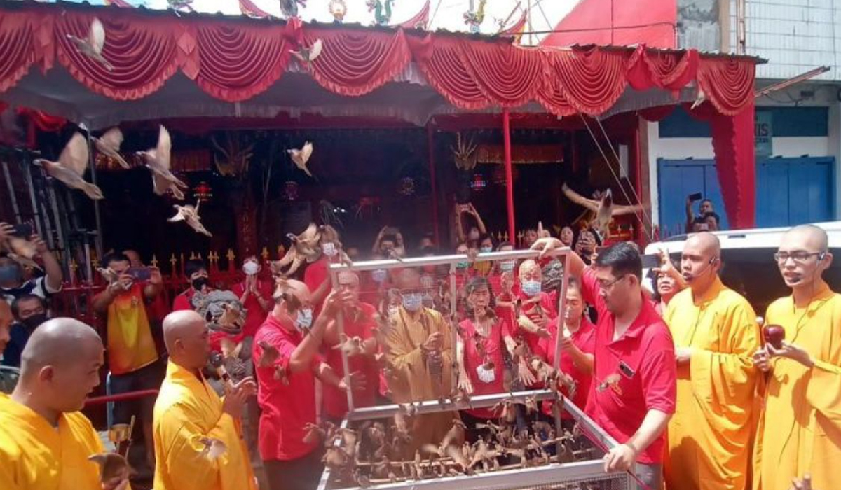 Mengenal Tradisi Lepas Burung Saat Tahun Baru Imlek di Palembang