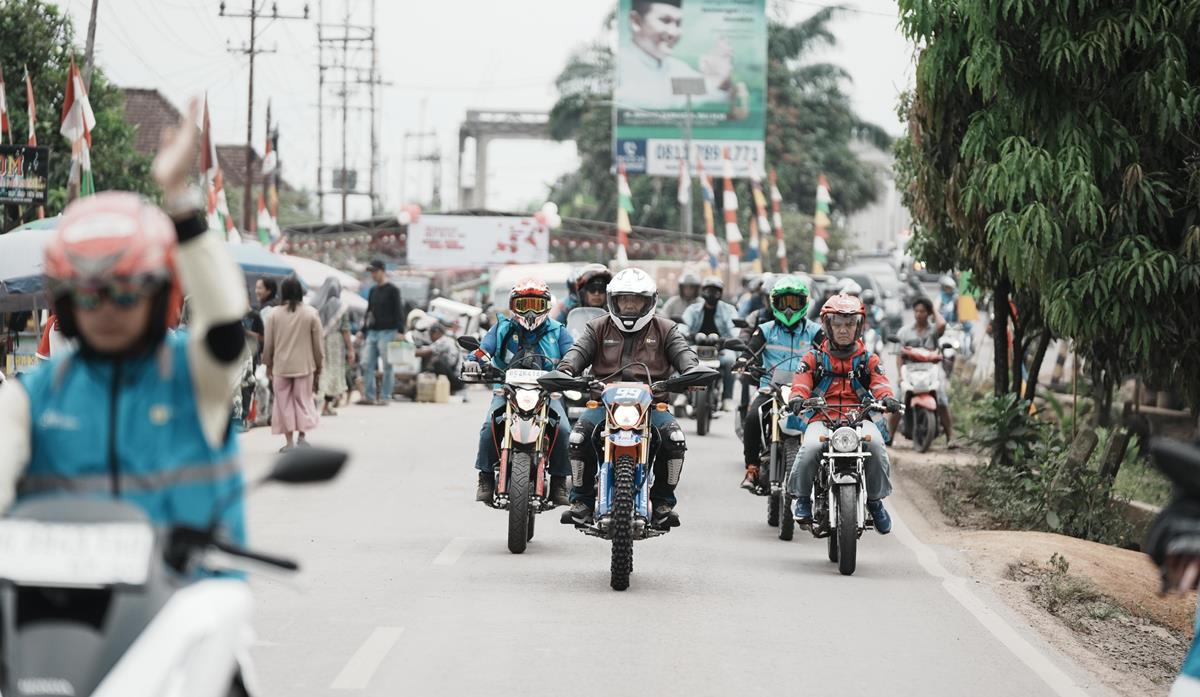 CROSSGASS: Peringati Kemerdekaan RI, PLN UID S2JB Cek Pengorasian AVR Desa Kebun Sahang