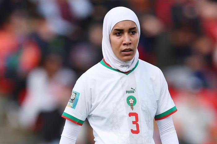 Profil Nouhaila Benzina, Pemain Bola Perempuan Berhijab Pertama di Dunia, Yuk Intip Sepak Terjangnya!
