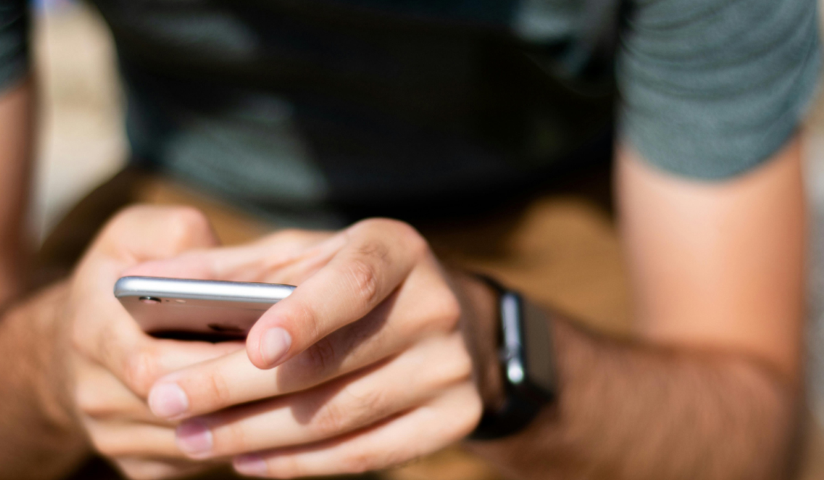 Ungkap Karakter Asli Seseorang Lewat Caranya Pegang HP