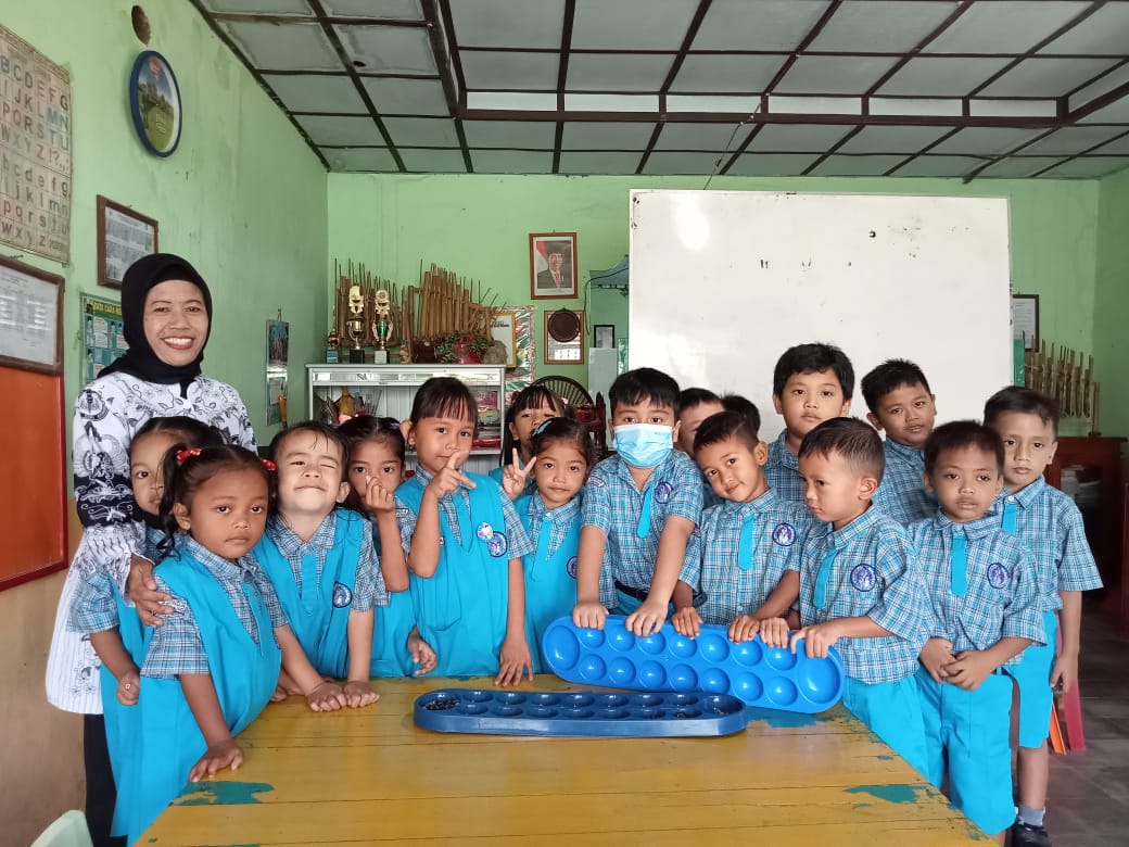 Meningkatkan Kemampuan Motorik Halus Anak Melalui Permainan Tradisional Congklak