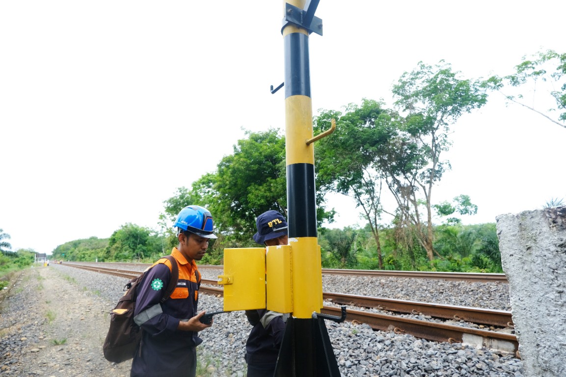 KAI Divre III Palembang Perkuat Sistem Persinyalan dan Telekomunikasi dengan Proteksi Petir