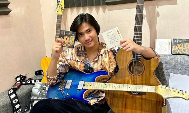 Ade Risky, Asli Sumsel jadi Gitaris Lokal Pertama di Indonesia yang Dipinang Cort