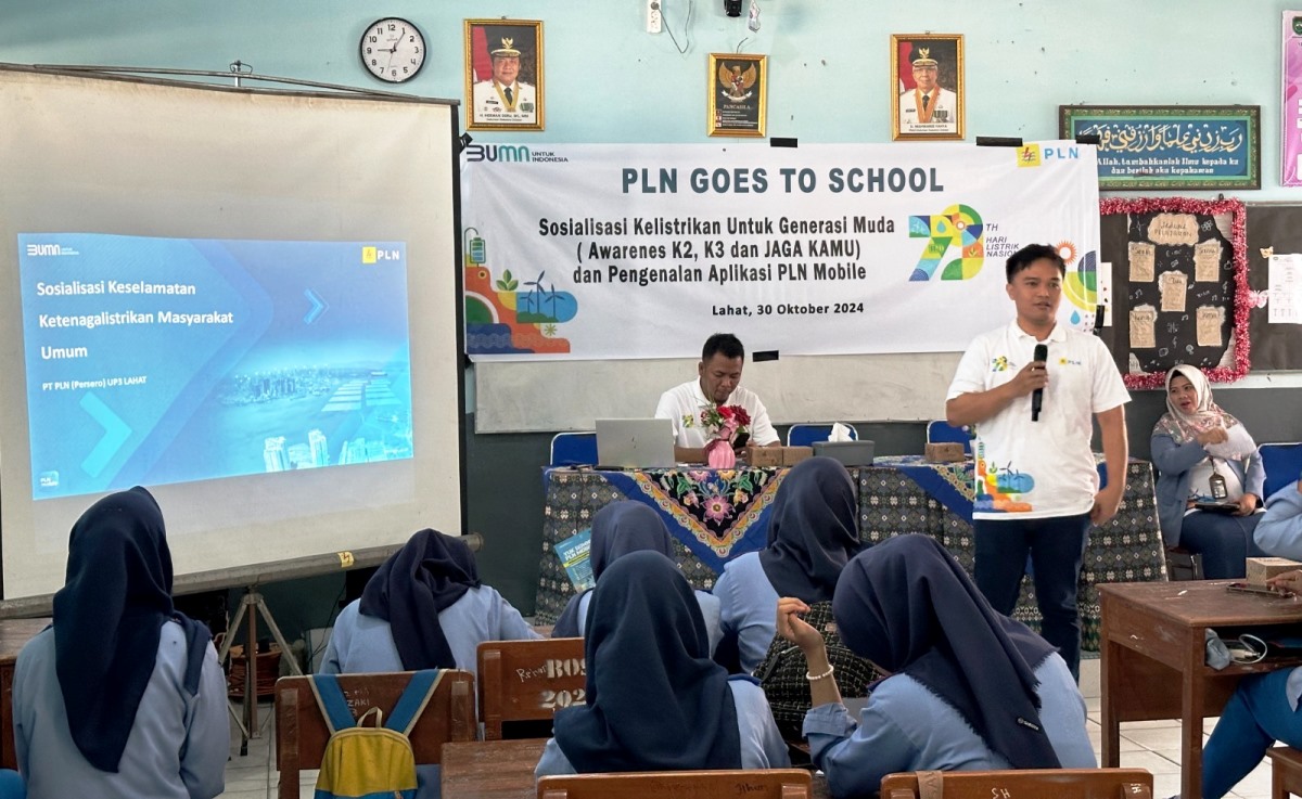 PLN Goes to School Peringati Hari Sumpah Pemuda, Kenalkan Layanan PLN Super Canggih kepada Siswa SMAN 1 Lahat 