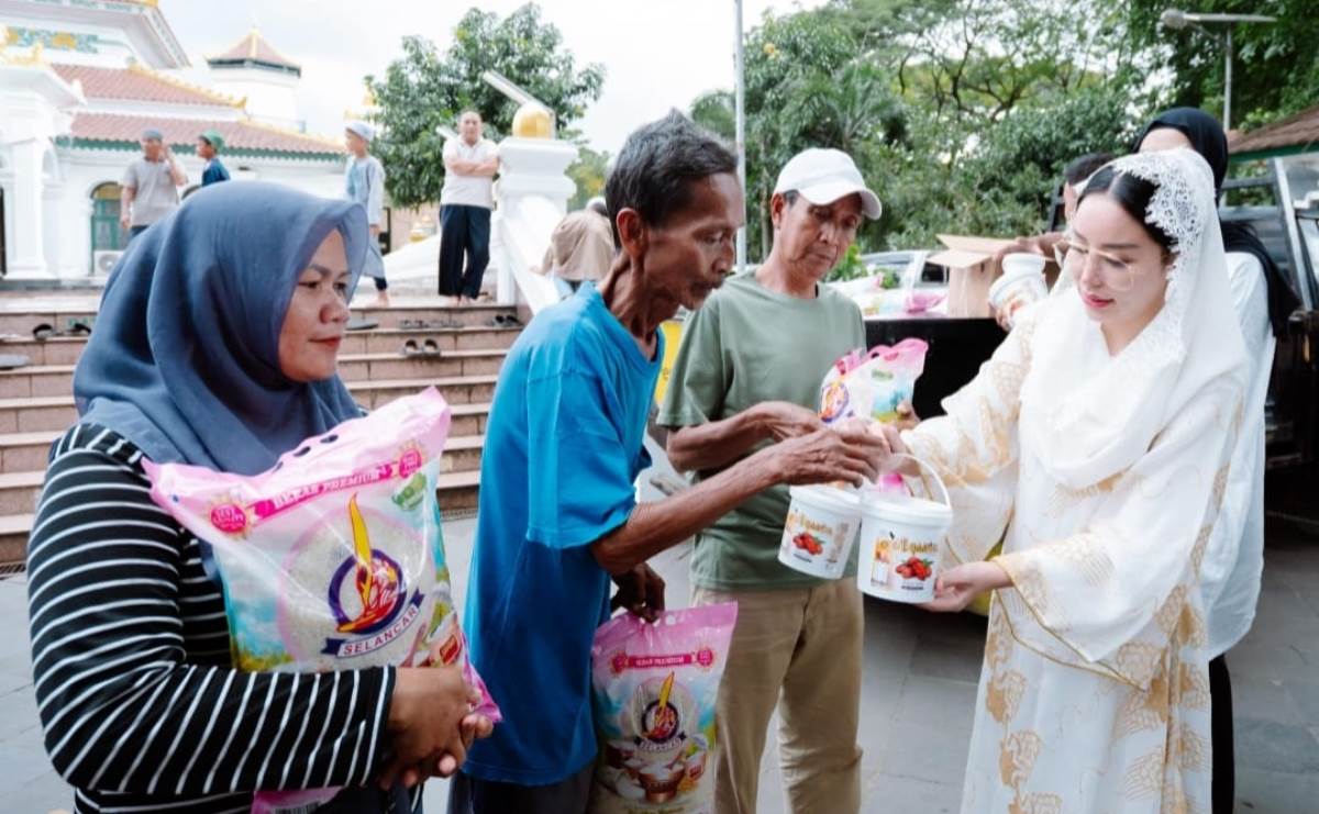 Berbagi ke Sesama, Ibu Nandriani Bagikan 10 Ton Beras ke Warga Palembang