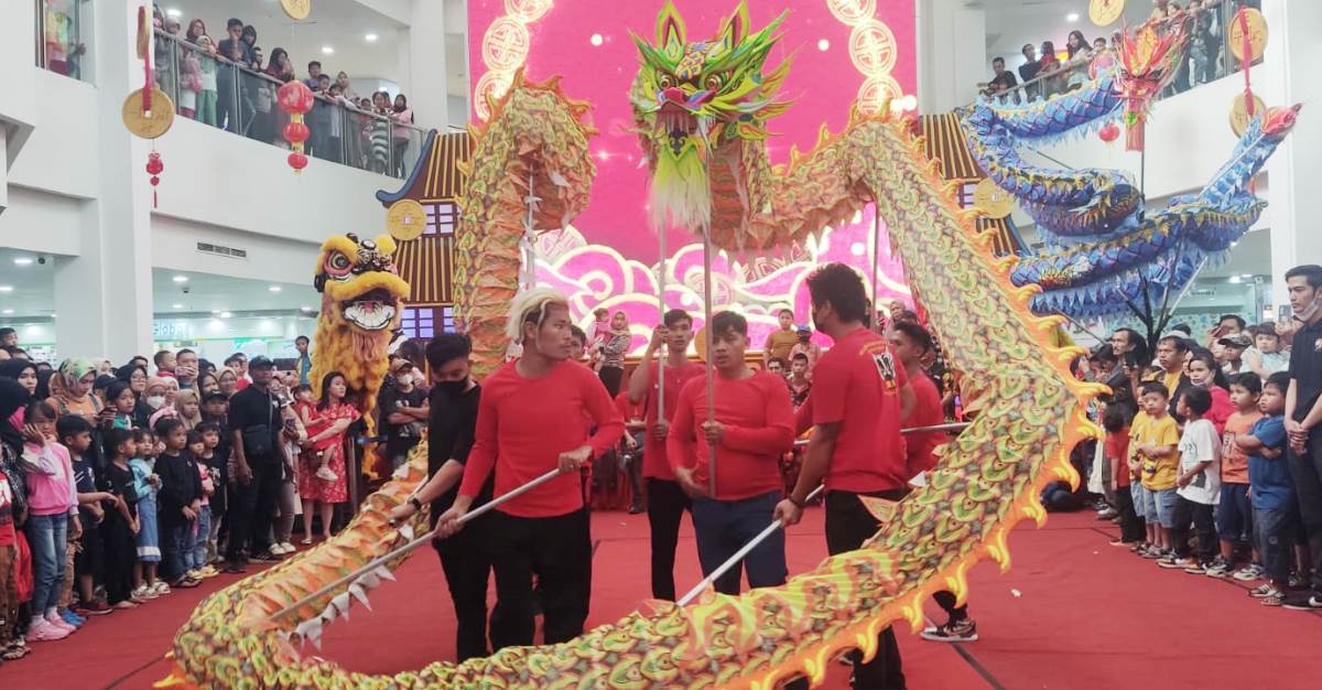 Lebih Heboh, Barongsai dan Dragon Liong Bikin Histeris Pengunjung PTC Mall Saat Imlek