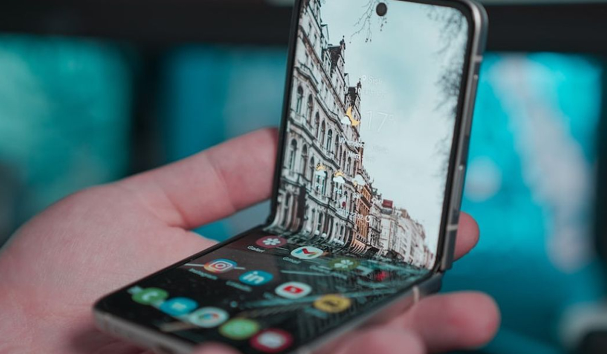 Trend Hp Flip Meningkat di 2026, Ponsel Konvensional Mulai Dilupakan