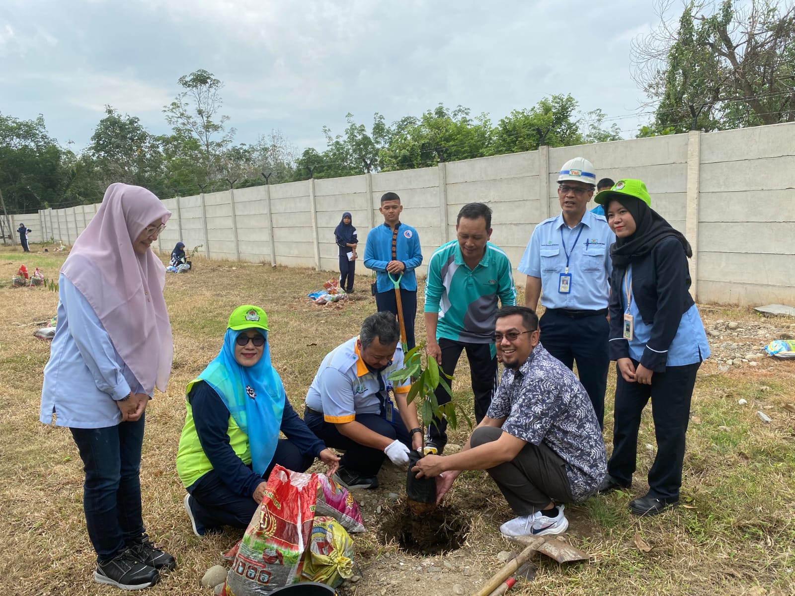 Perangi Pemanasan Global Lakukan Penanaman 210 Bibit Buah di Lingkungan Sekolah