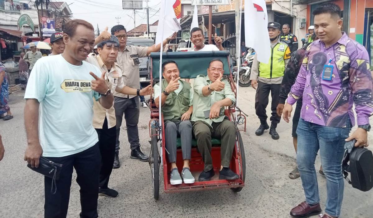 Kampanye di IB II Palembang, Ratu Dewa Diarak Warga Pakai Becak hingga Dicurhati Pedagang soal Jalan Rusak