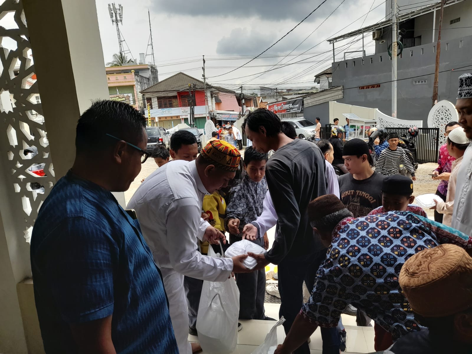 Jumat Berbagi, Sapriadi Syamsudin Bagikan Ratusan Paket Nasi Kotak