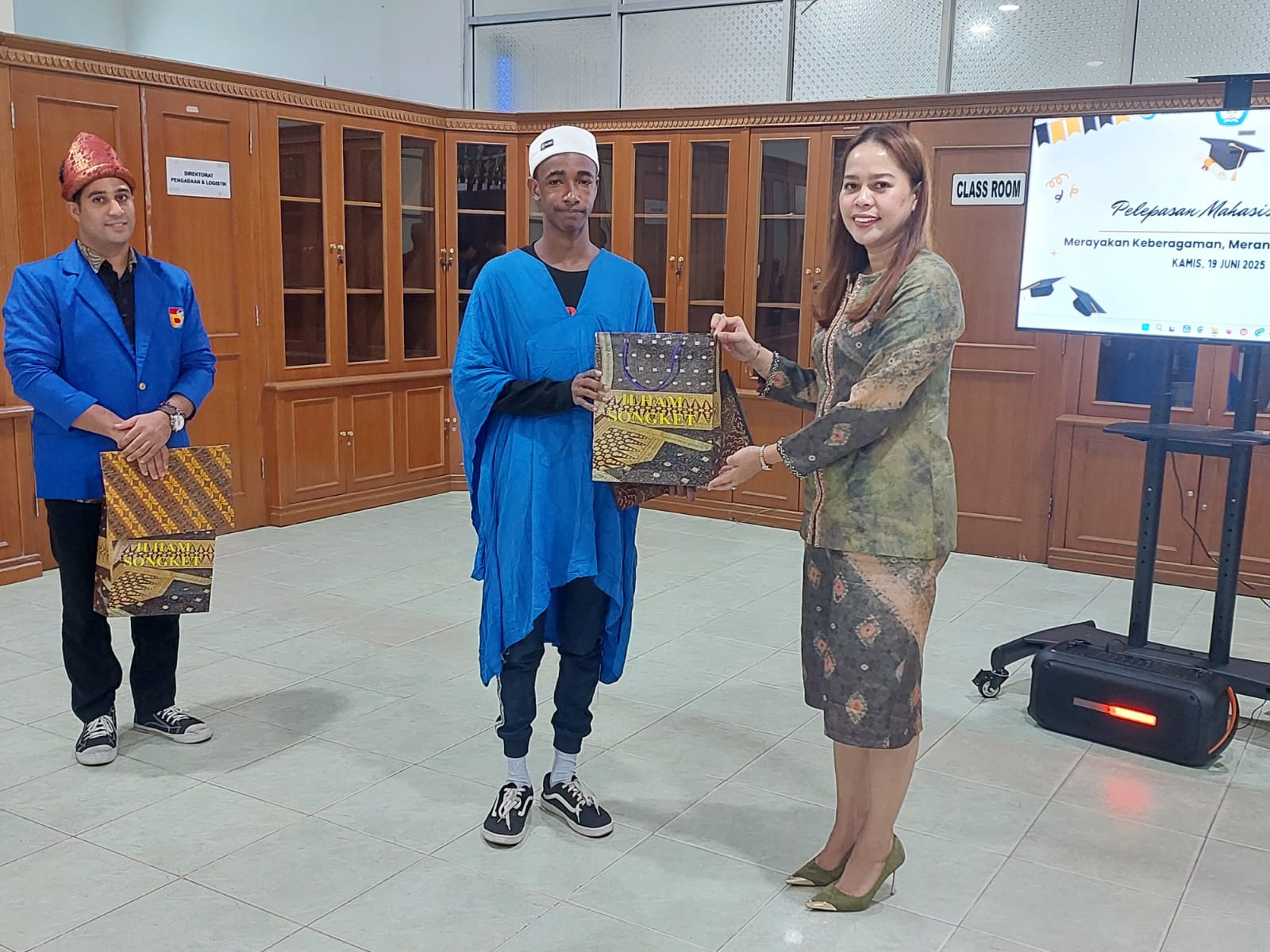 Universitas Bina Darma Gelar Pelepasan Dua Mahasiswa dari Mesir dan Mali