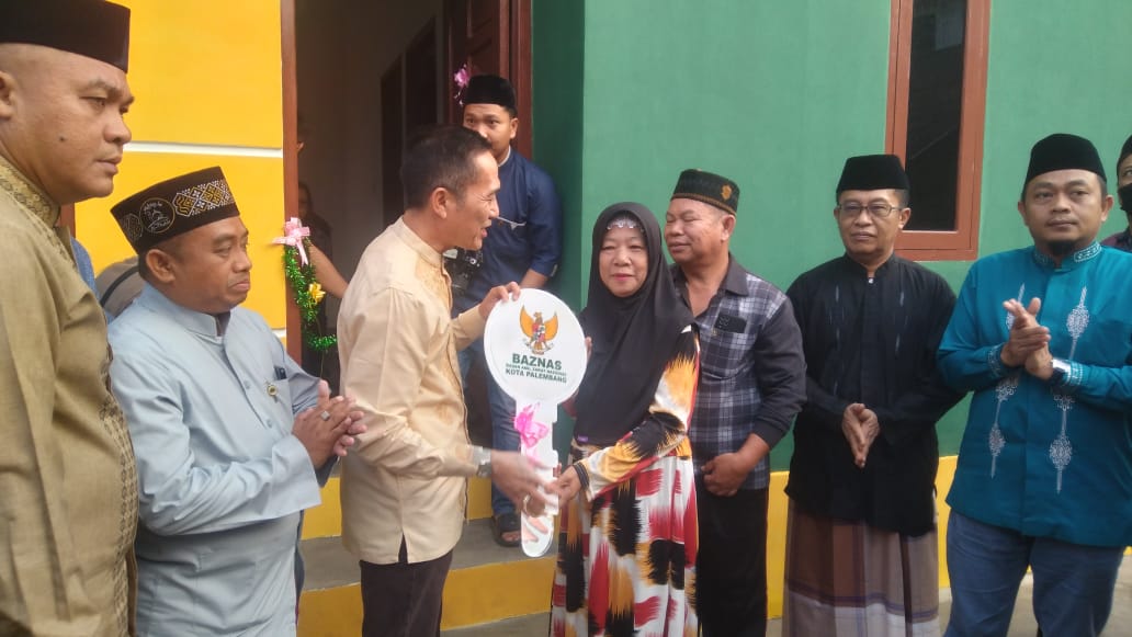 PJ Walikota Palembang Serahkan Kunci Rumah ke Ibu Sopiah, Bedah Rumah Warga Kelurahan Pahlawan 