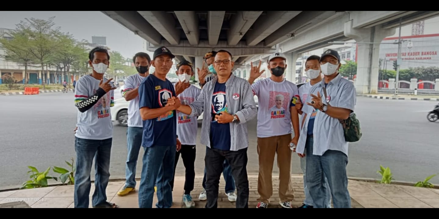 Aksi Peduli Satrel Ganjarist Kecamatan SU II, Bagi-bagi Masker di Simpang Fly Over Jakabaring 