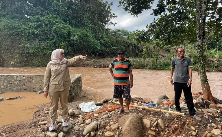 Eva Sepriami Turun ke Lokasi Bantu Warga Terdampak Banjir Bandang OKU Selatan