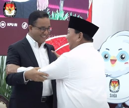 Heboh! Prabowo Guncang Tubuh Anies hingga Terdorong ke Belakang usai Pidato Penetapan Presiden Terpilih