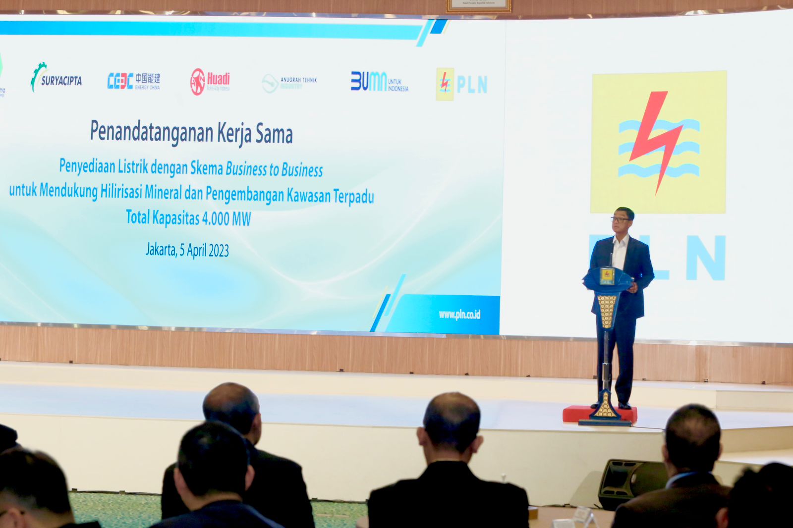 Dukung Hilirisasi Industri, PLN Ajak 5 Mitra Strategis Bangun Kelistrikan Berbasis EBT