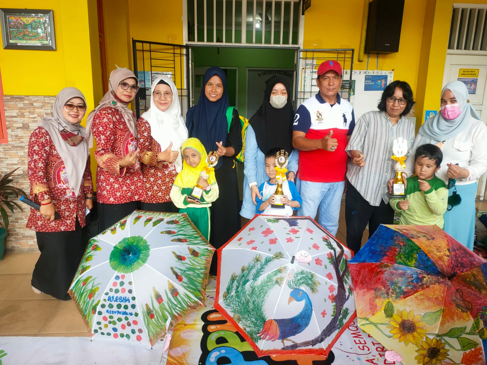 Ibu Anak Melukis di Payung, Lomba IGTK Bukit Kecil, Berikut Pemenangnya