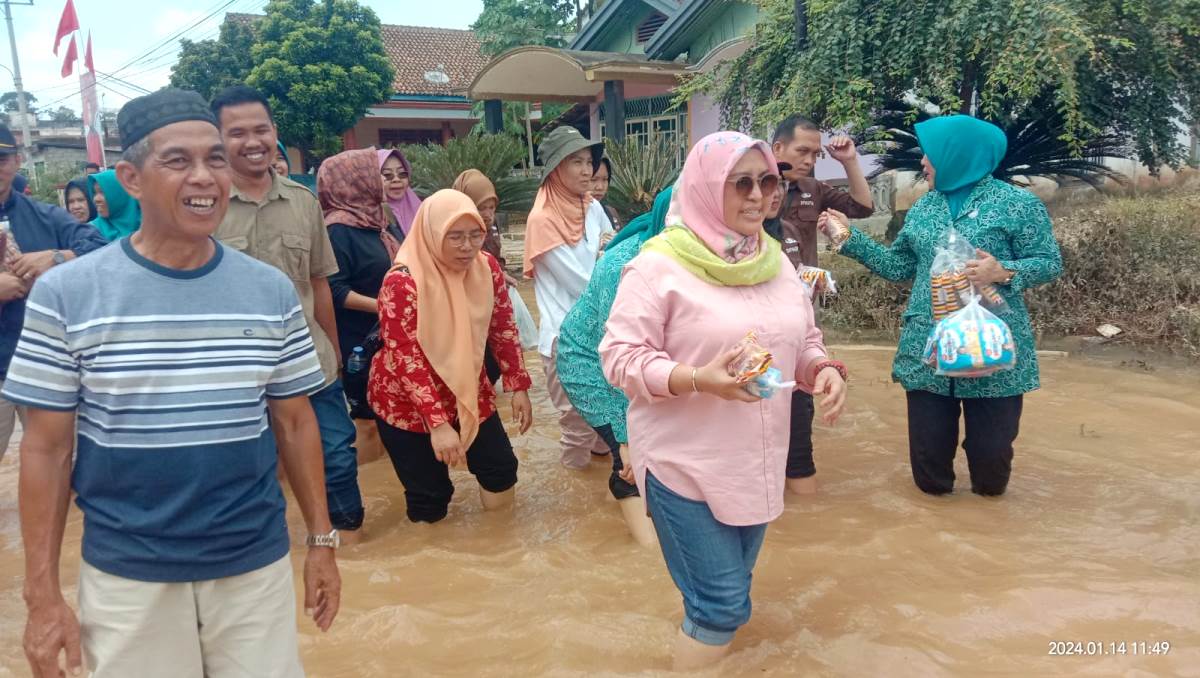 Rita Suryani Kunjungi Bantu dan Korban Banjir Muratara, Sampaikan Hal Ini untuk Jadi Prioritas 