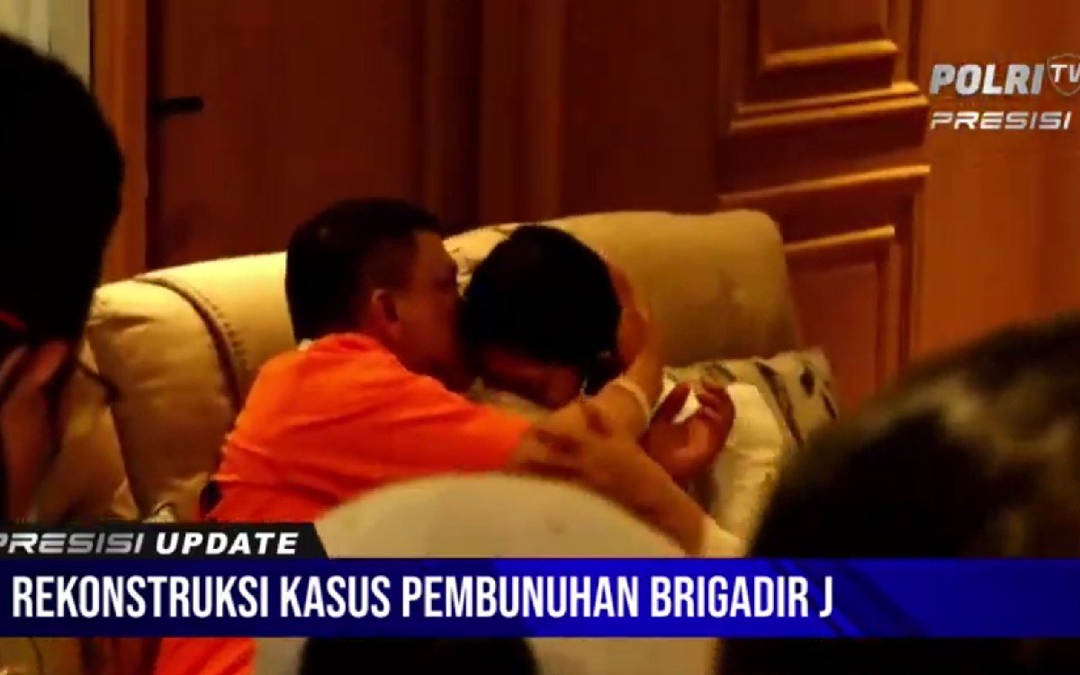 Begini Penampakan Momen Ferdy Sambo Memeluk dan Mencium Putri Candrawathi Saat Rekonstruksi