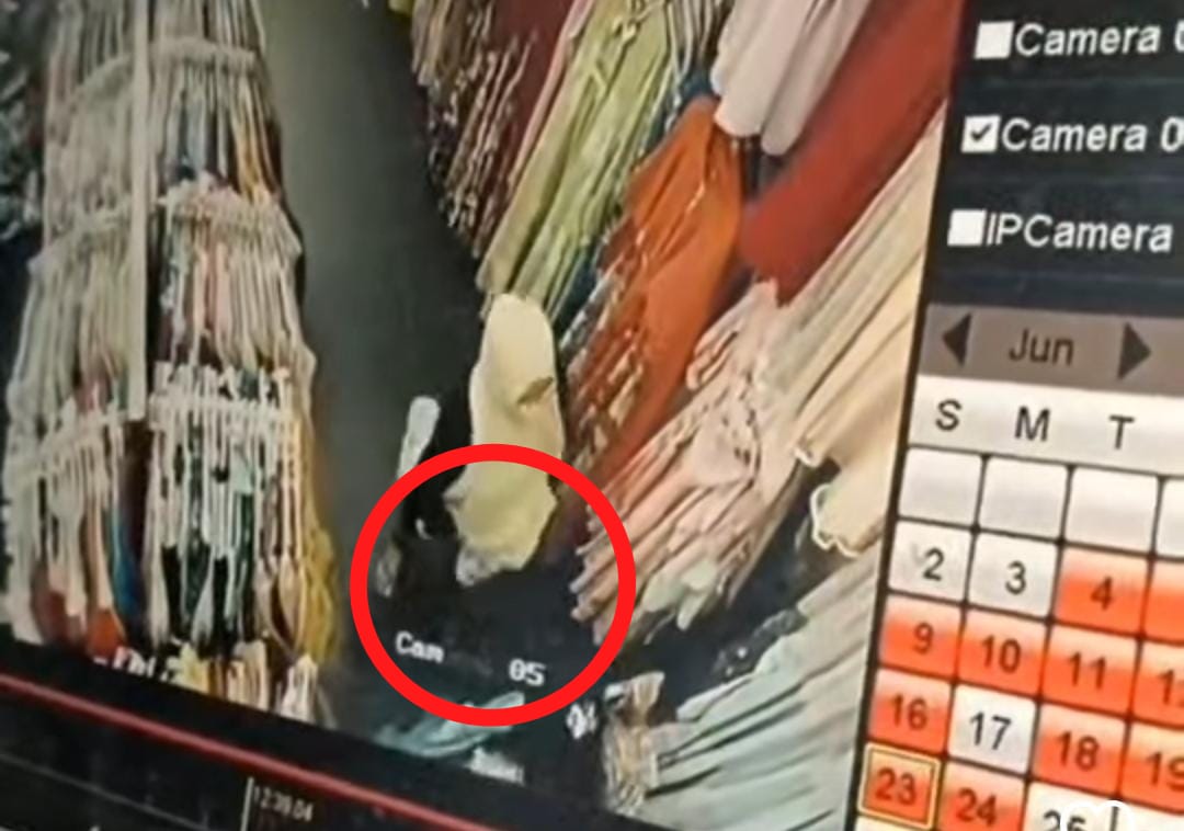 HEBOH! Aksi Komplotan Emak-emak Terekam Kamera CCTV Ngutil di Toko Baju Pasar 16 Ilir Jadi Viral 