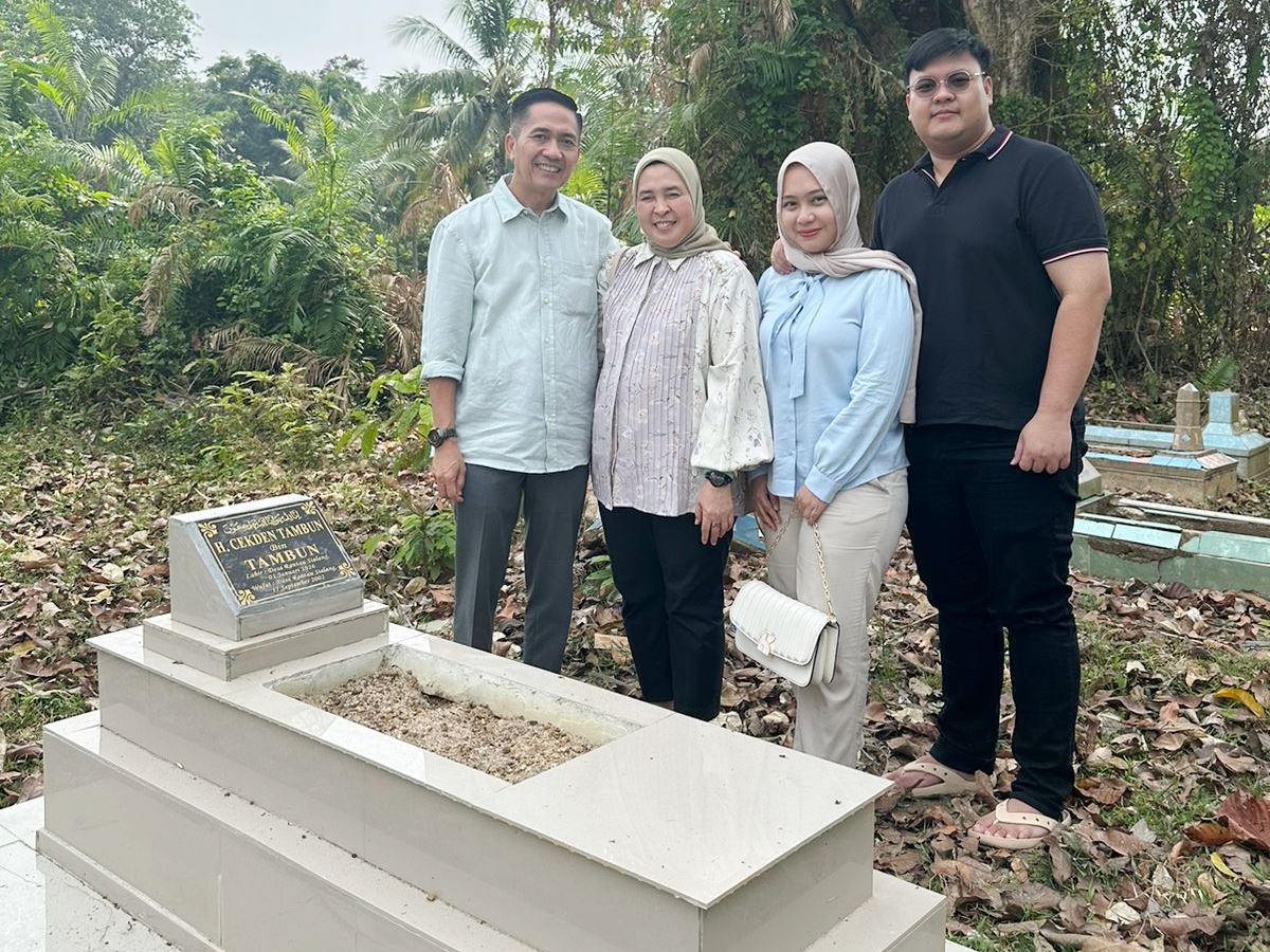 Tak Ada Perayaan Mewah, Jelang Pendaftaran Calon Walikota Palembang, Ratu Dewa Ziarah ke Makam Keluarga Besar