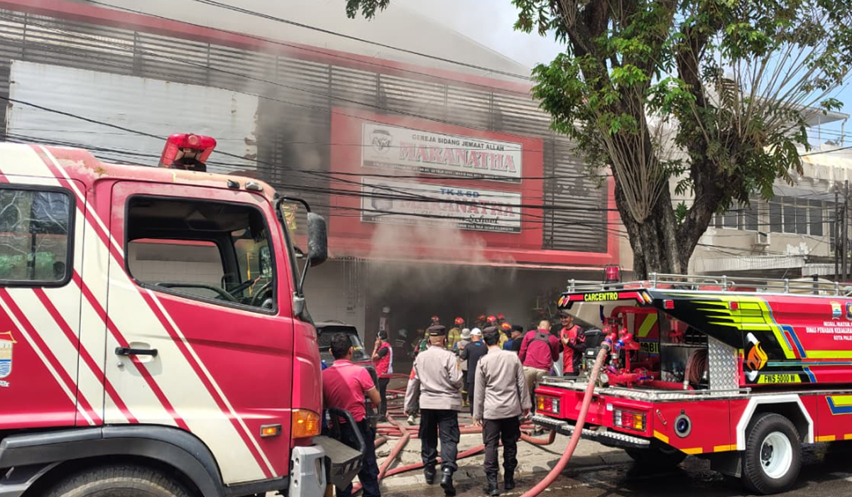 Ratusan Jemaat Panik Saat Gereja Maranatha Palembang Terbakar