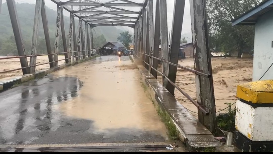 Perkembangan Banjir Bandang di Jarai Lahat, Warga Histeris, Debit Air Sungai Lematang Sentuh Bibir Jembatan 