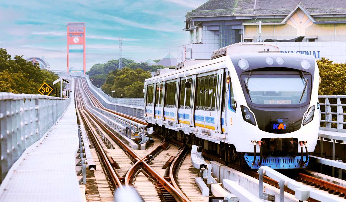 Wisata ke Palembang, Nikmati Keindahan Jembatan Ampera dengan Naik LRT Sumsel