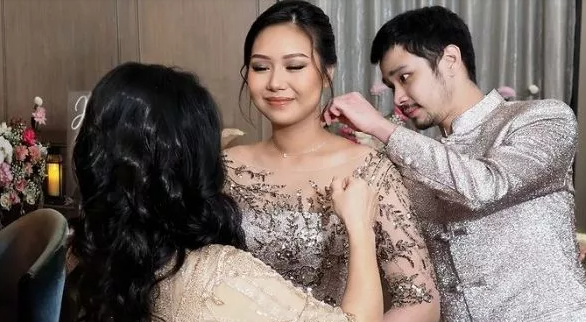 Apa itu Tradisi Tingjing? Salah Satu Prosesi Pada Saat Lamaran Jess No Limit dan Sisca Kohl